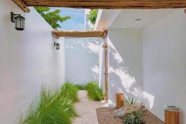 Bed & Breakfast Kamari Cafe&resort Kohlarn คามารีคาเฟ่แอนด์รีสอร์ทเกาะล้าน