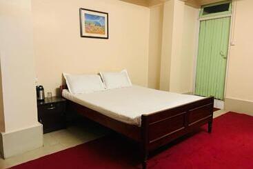 Oyo Flagship Hotel West End