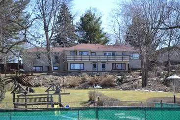 Hotelli Buzz S Lakeside Inn