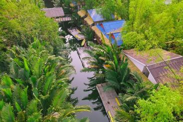 V Relaxing Resort  កំពត
