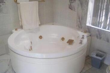 Pensionat The Advocate Suites Bed & Breakfast