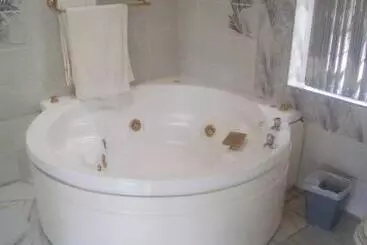 پانسیون The Advocate Suites Bed & Breakfast