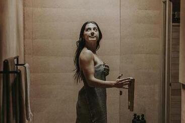 فندق Mira Earth Studios