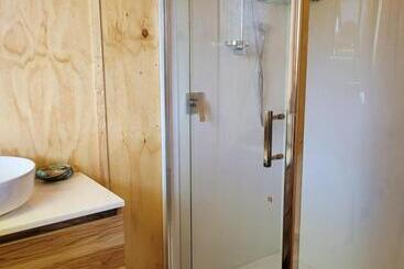 Pensió Whare Iti / Little House