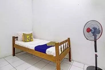 Hotel Spot On 92539 Luqman Kostel Syariah