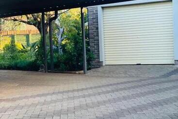 ペンション The M Pire Cottage