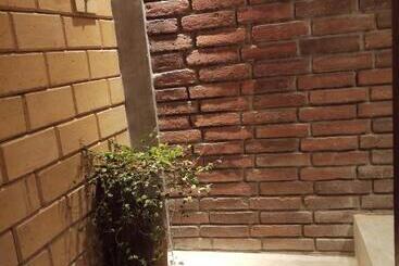 پانسیون The Brick Wonder