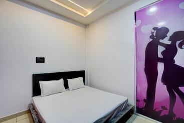 Oyo 82171 The Love Bird Hotel & Cafe