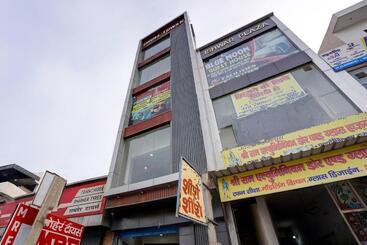 Oyo 82171 The Love Bird Hotel & Cafe