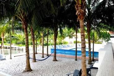 هتل Riviera Luxury Living At River Oaks Marina And Tower