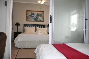 پانسیون Room In Guest Room   Room For 3   Amarachi Guesthouse Spitzkoppe