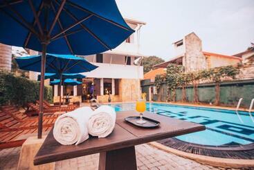 St.lachlan Hotel & Suites