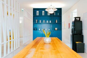 هاستل Surf & Sea Suites