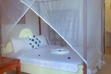 Отель Zanz 14 Beach Bungalows