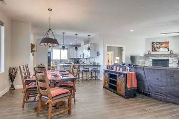 کلبه Cedar City Home W/ Mountain Views + Hiking Trails!
