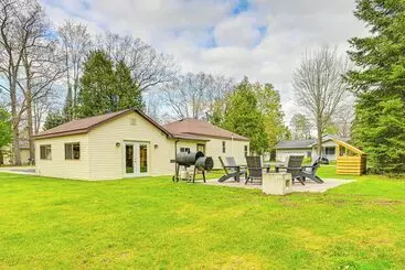 Vakantiehuisje Dog Friendly Roscommon Cabin, Walk To Higgins Lake