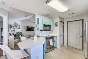 Landhus Mary Esther Home W/ Fireplace, Grill & Backyard!