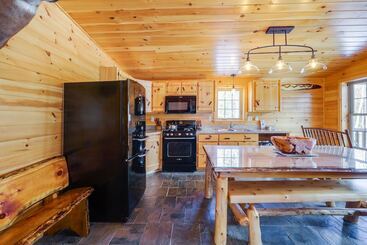 קוטג'' Peaceful Bradford Cabin W/ Pond & Covered Deck!