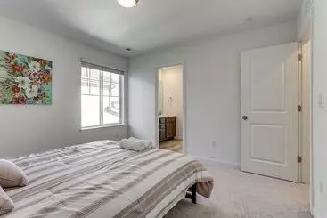 Mökkimajoitus 16 Mi To Denver: Spacious Commerce City Home!