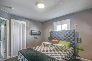 Mökkimajoitus St Louis Home W/ Mini Pool Table & Arcade Game!
