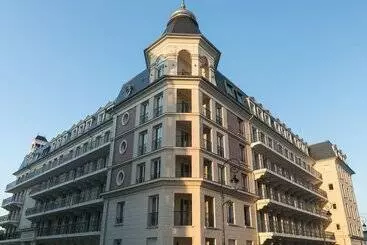هتل Médicis Home Puteaux