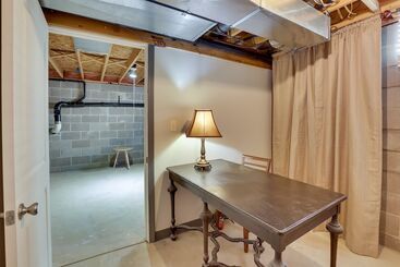 کلبه Akron Home W/ Deck: Walk To Towpath Trail!