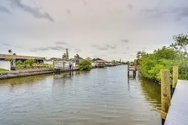 Vakantiehuisje Apollo Beach Retreat W/ Private Pool & Boat Dock