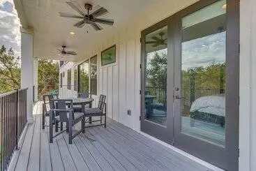 Mökkimajoitus Walk To Beach: Farmhouse W/ Lake Travis Views!