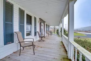 コテージ Pet Friendly Franklinville Farmhouse W/ Sunroom!