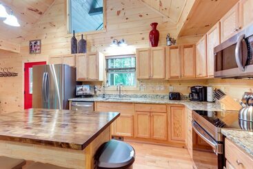 קוטג'' Blue Ridge Mountains Cabin W/ Hot Tub & Game Room!
