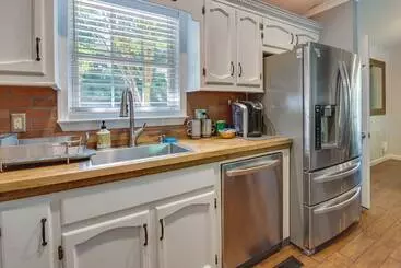 コテージ Charming Temple Home: Sunroom & Private Backyard!