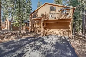 Mökkimajoitus Pet Friendly Home In Truckee W/ Balconies + Grill!