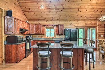 קוטג'' Riffle Run Cabin: River Access, Hot Tub, Game Room