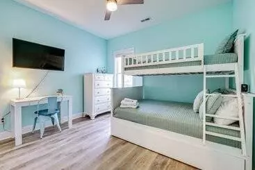 Mökkimajoitus Serene Oak Island Home W/ Private Saltwater Pool!