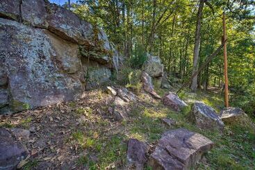 بيت ريفى The Treehouse Cabin  Creekside Home W/ Hot Tub!