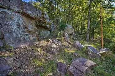 Mökkimajoitus The Treehouse Cabin  Creekside Home W/ Hot Tub!
