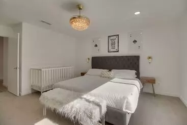 Mökkimajoitus Chic Indio Oasis W/ Game Room + Gas Grill!