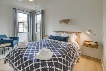 Mökkimajoitus Belmont Vacation Home W/ Fire Pit: Walk Downtown!