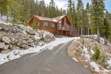 کلبه Colorado Cabin W/ Deck, Fire Pit & Mountain Views!