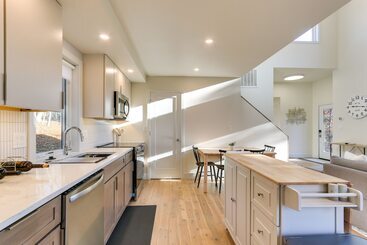 Сельский дом Modern Berkeley Springs Cabin W/ Private Hot Tub!