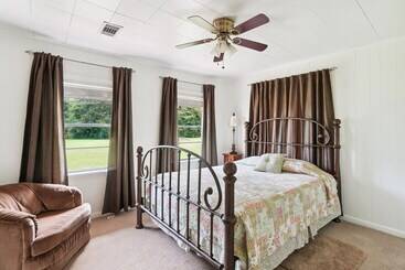 Dom wiejski Private Lakefront Escape: Covered Patio, Fire Pit!