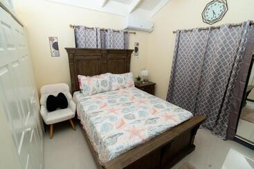 پانسیون Sky View Villas @ Edmund Ridge Estate