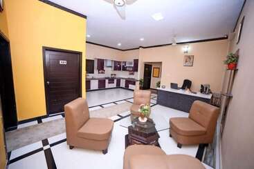 پانسیون Seasons Inn