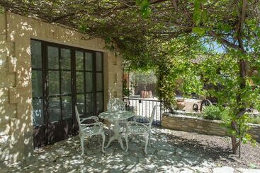 تختخواب و صبحانه Les Carmes And Spa