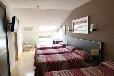 هتل Villa De Cacabelos