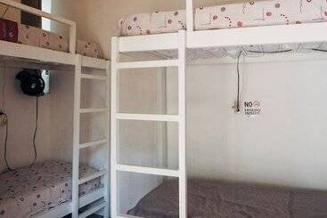 هتل Island Life Hostel