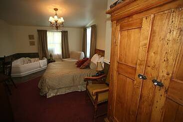 هتل Auberge De La Tour Du Lac