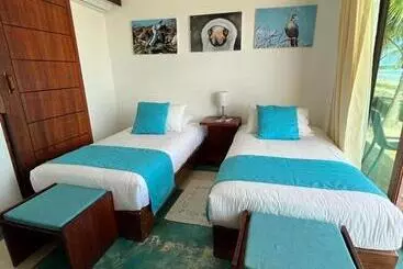 تختخواب و صبحانه Cormorant Beach House