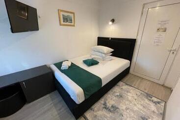 تختخواب و صبحانه Pensiunea Pictorilor