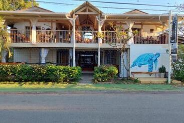 هتل M&m Beach House